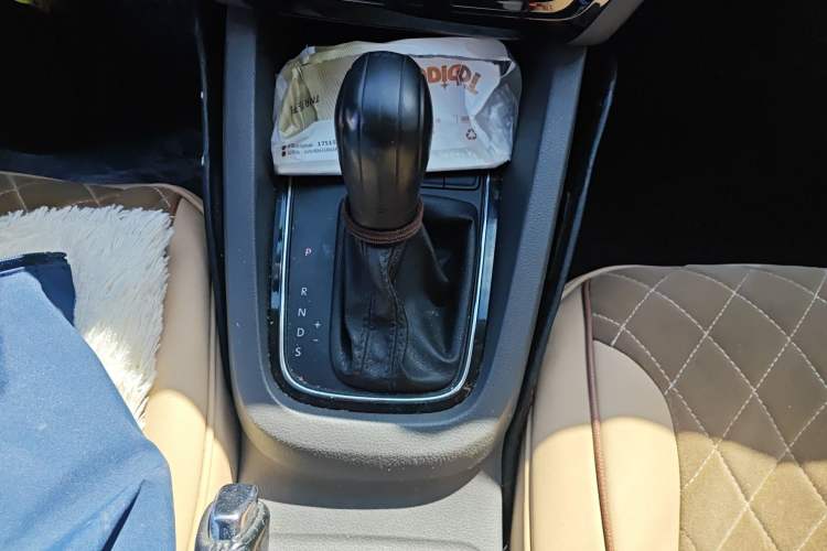 Used Volkswagen Sagitar 2014 1.6L Automatic Fashion Model Gear Lever