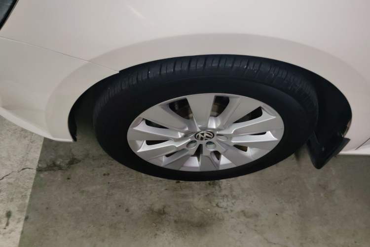 Used Volkswagen Lavida 2013 Restyled Classic 1.6L Manual Comfort Edition Left Front Wheel Hub