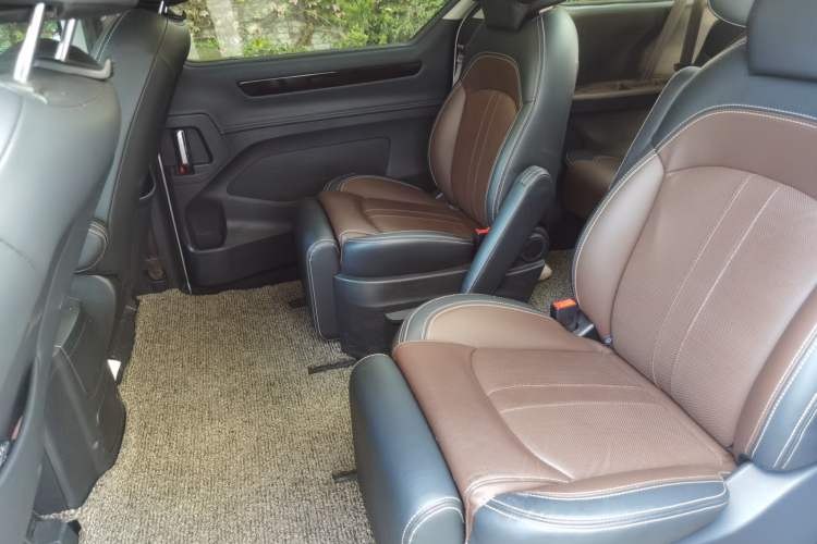 Used SAIC MAXUS G10 2016 2.0T Automatic Luxury Executive Edition Left Rear Seat