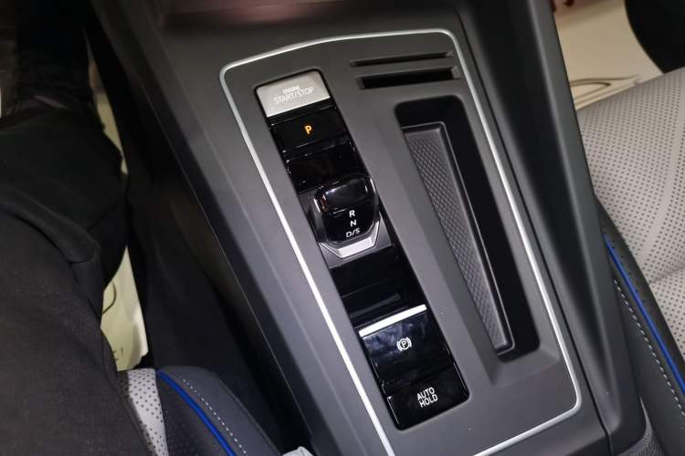 Used Volkswagen Golf 2025 Facelift 300TSI R-Line
