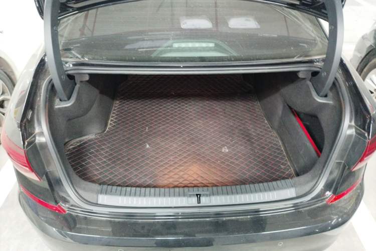 Used Volkswagen Passat 2019 280TSI Business Edition China VI Trunk