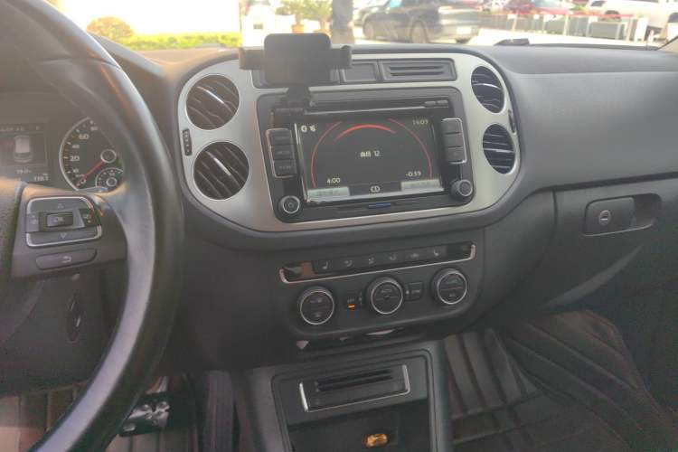 Used Volkswagen Tiguan 2015 1.8TSI Automatic Two-Wheel Drive Luxury Model Audio And AC Panel