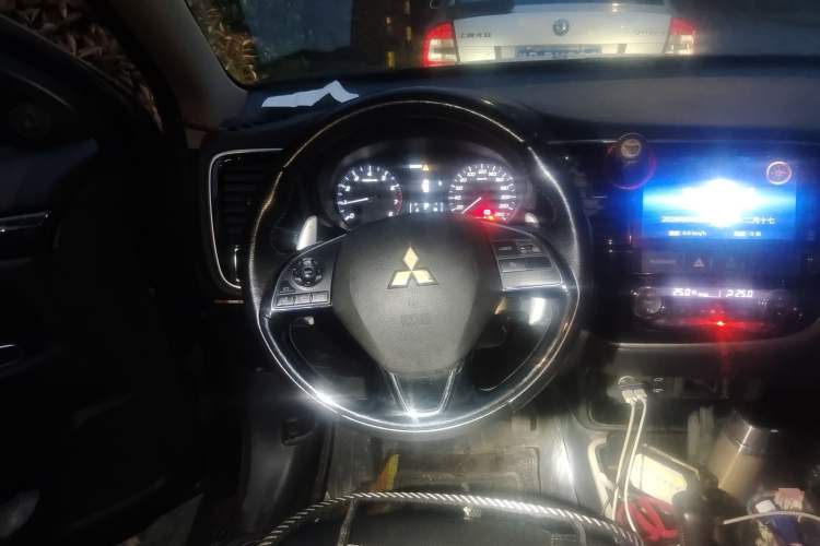 Used Mitsubishi Outlander 2019 2.4L 4x4 Zhi Xiang Edition 7 Seats China VI Standard Steering Wheel