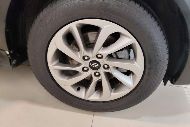Used Hyundai Tucson 2015 1.6T Dual-Clutch Two-Wheel-Drive Smart Model Right Front Wheel Hub