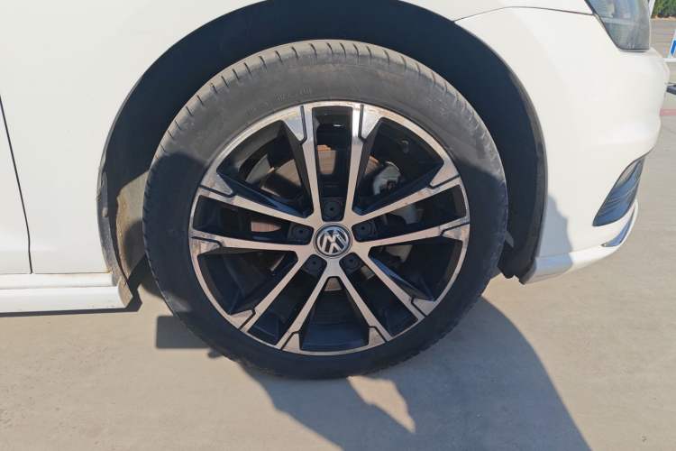 Used Volkswagen Golf 2015 1.4TSI Automatic R-Line Right Front Wheel Hub