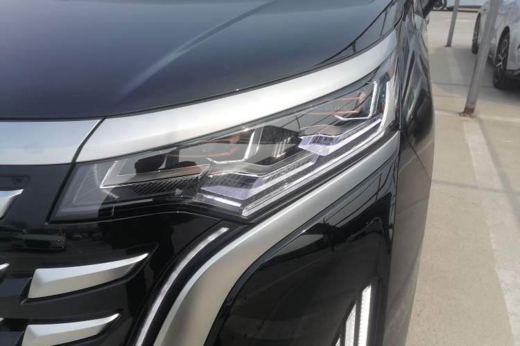 Used Denza D9 2022 DM-i 1040 Prestige Model
