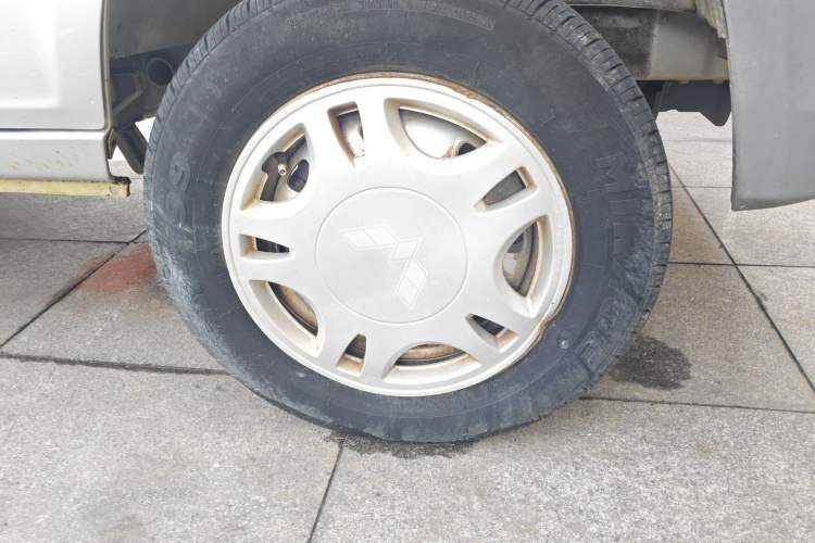Used Wuling Zhiguang 2015 1.2L Practical LS-I Model Right Front Wheel Hub