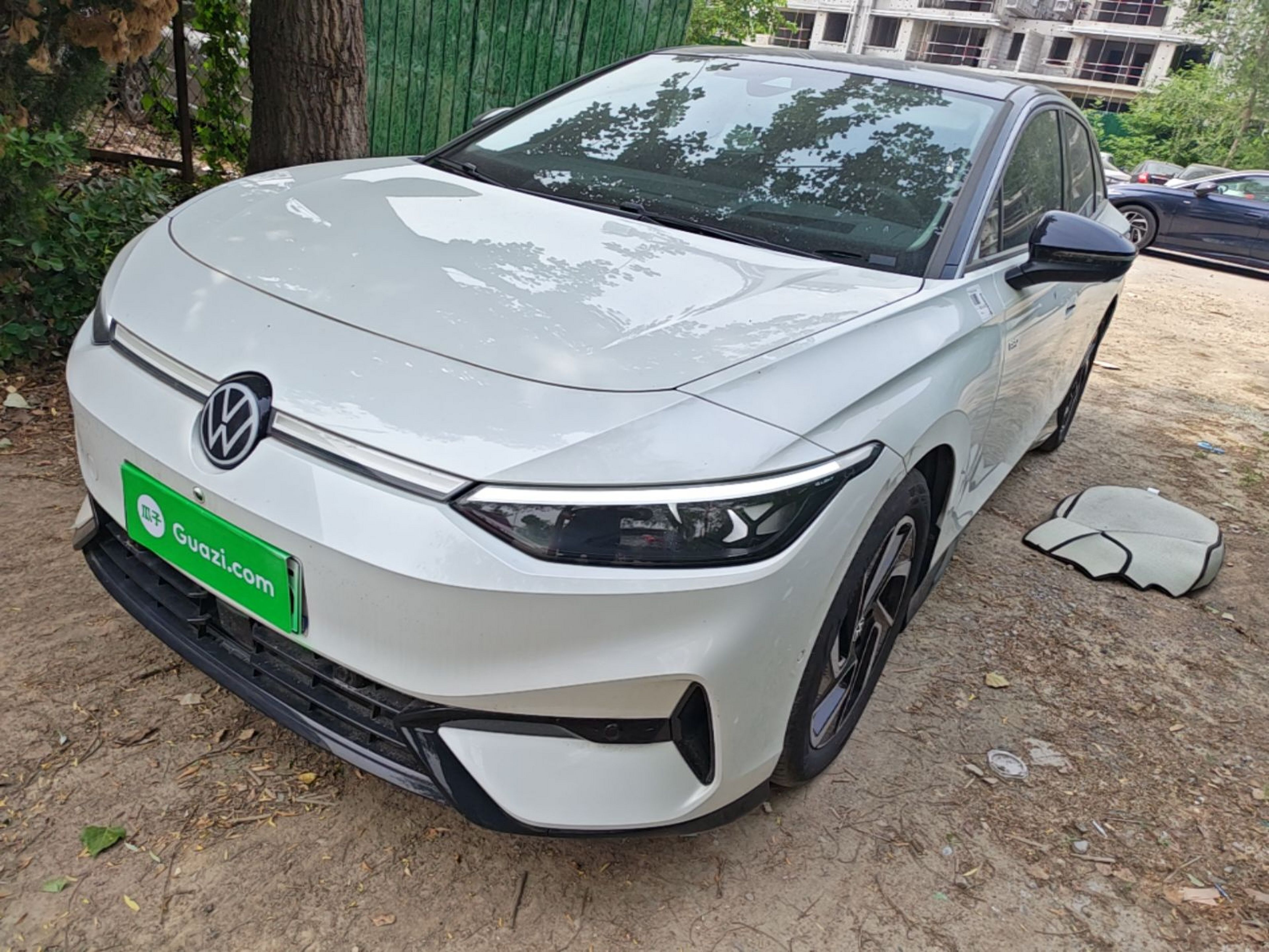 Под передней частью автомобиля