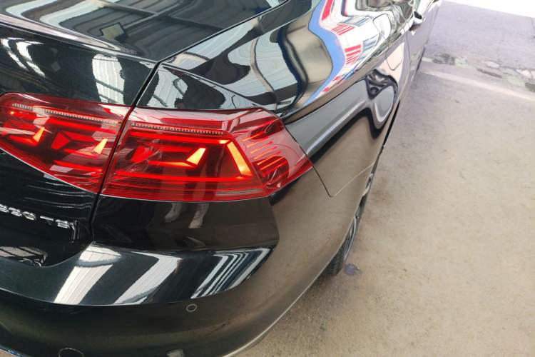 Used Volkswagen Magotan 2025 Revised Version Zhongxiang Edition 330TSI DSG Luxury Trim Exterior 3