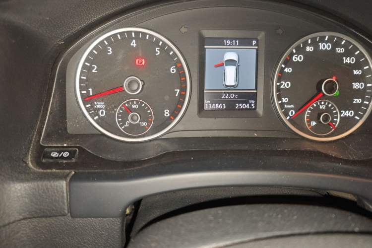 Used Volkswagen Tiguan 2013 1.8TSI Automatic Two-Wheel Drive Luxury Model Odometer Close Up