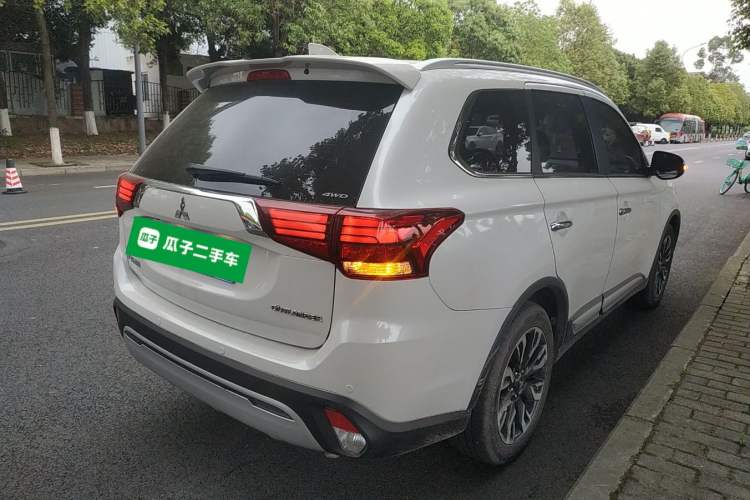 Used Mitsubishi Outlander 2019 2.4L 4x4 Zhi Xiang Edition 7 Seats China VI Standard