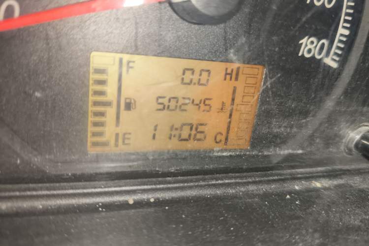 Used Wuling Zhiguang 2015 1.2L Practical LS-I Model Odometer Close Up