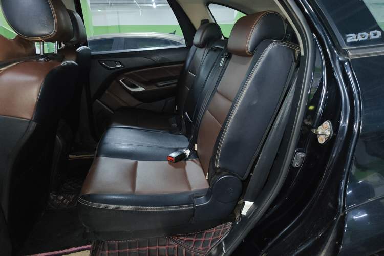 Used JMC Yusheng S350 2017 2.0T Automatic 2WD Diesel Luxury Version with Sunroof 7 Seats
