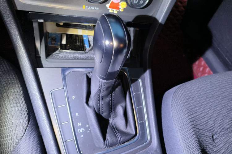 Used Volkswagen Golf 2016 1.6L Automatic Comfort Model Gear Lever