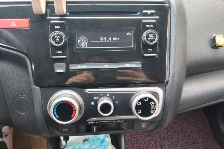 Used Honda Fit 2016 1.5L SES CVT Fashion Sunroof Edition Audio And AC Panel