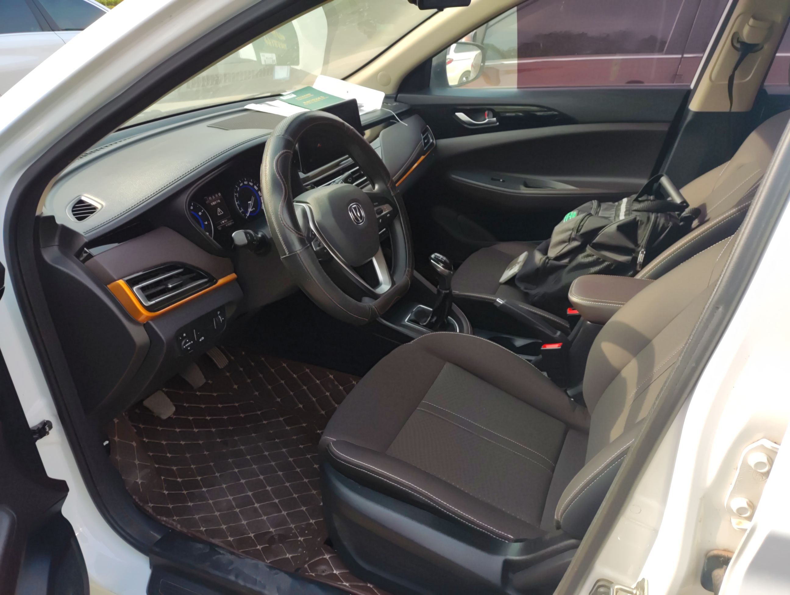 المقاعد الأمامية داخل السيارة