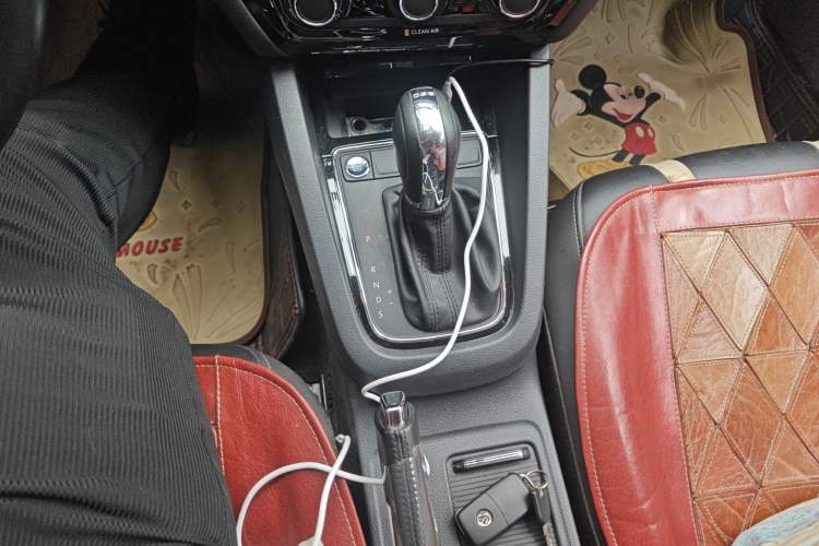 Used Volkswagen Sagitar 2017 230TSI Automatic Comfort Version Gear Lever