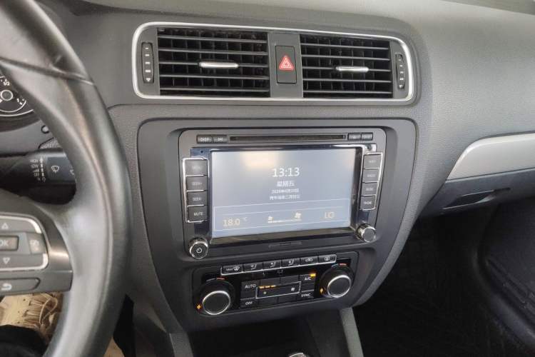 Used Volkswagen Sagitar 2014 1.4TSI Automatic Luxury Model Audio And AC Panel