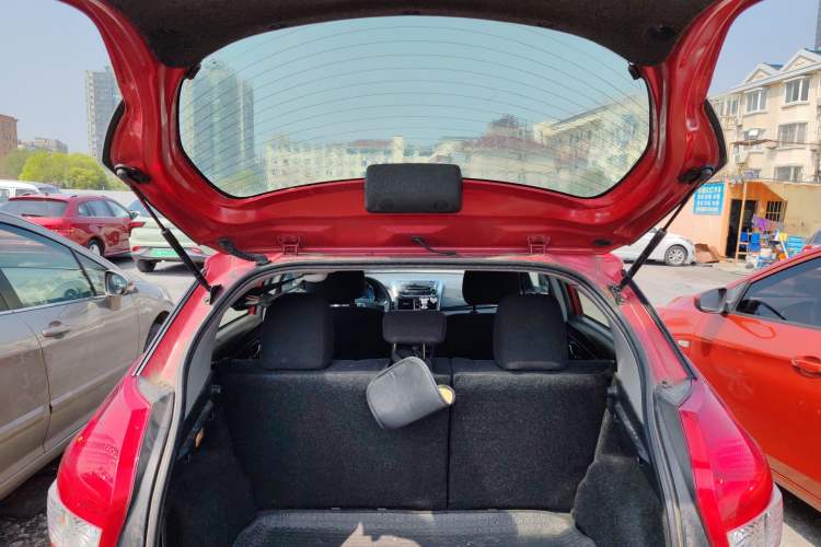 Used Toyota YARiS L Zhi Xuan 2015 1.5E Automatic Charm Edition Trunk
