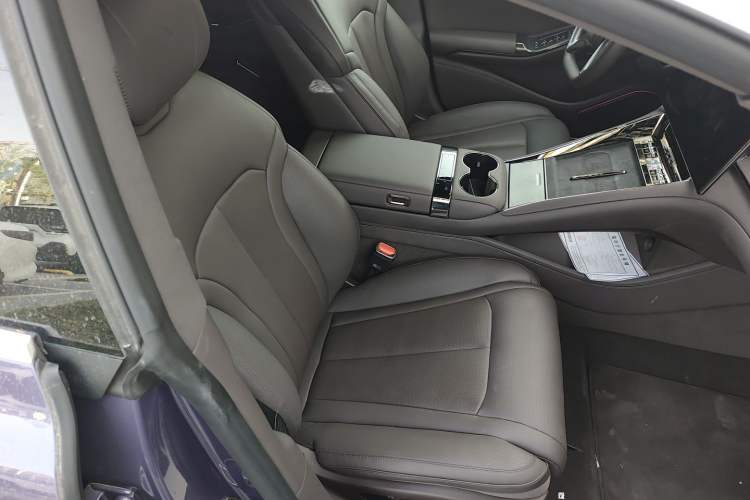 Used Denza Z9 2024 1100 km All-Wheel-Drive Ultra Version Right Front Seat