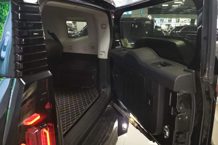 Used JETOUR Traveler 2023 1.5T Two-Wheel Drive Discovery PRO Trunk