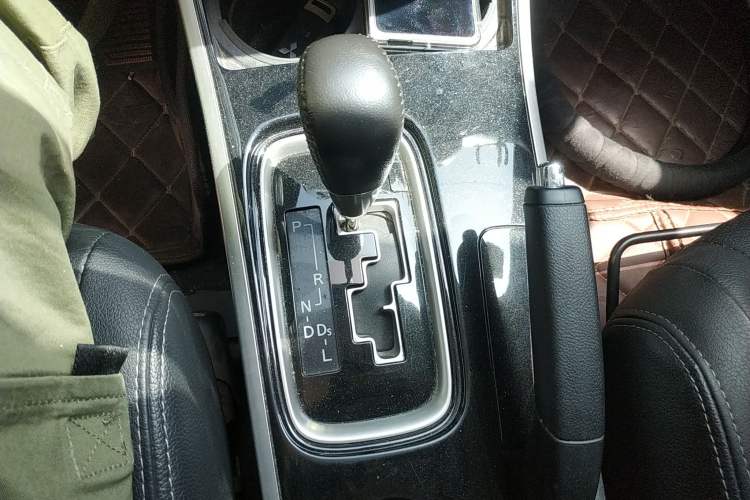 Used Mitsubishi Outlander 2018 2.0L Two-Wheel Drive Glory Edition 5 Seats Gear Lever