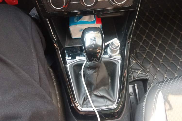 Used Volkswagen Tacqua 2020 1.5L Automatic R-Line Gear Lever