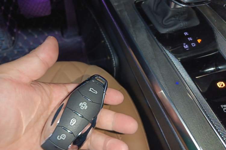 Used Hongqi HS5 2023 2.0T Four-Wheel Drive Flagship Pro Edition Interior 1