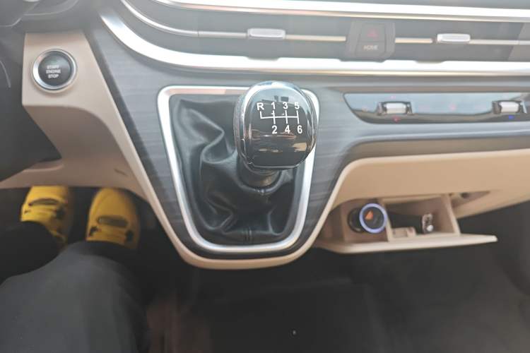 Used Iveco Fidato 2023 C33 Passenger Van 2.0T 110 kW Manual Transmission Starlight Edition High Roof Gear Lever