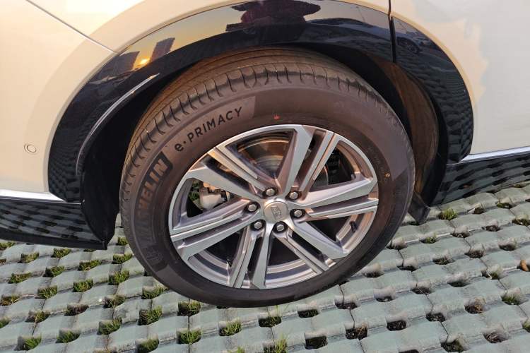 Used Cadillac LYRIQ 2024 Rear-Drive Standard Range Luxury Edition
