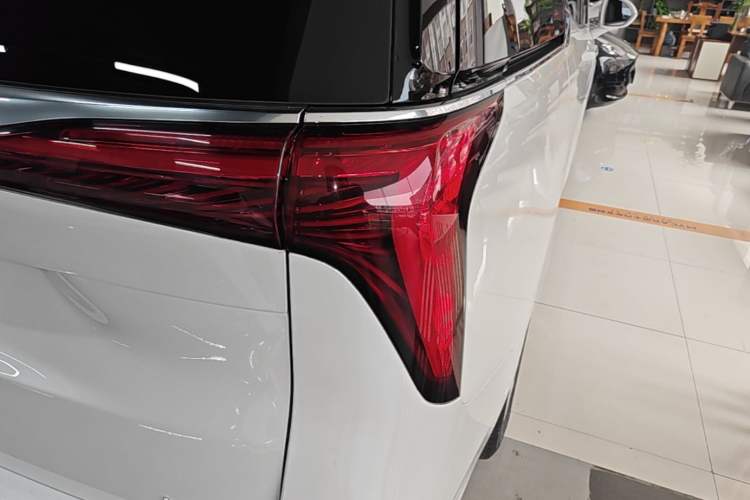 Used Buick Century 2023 2.0T Six-Seater Yinshi Edition Right Rear Taillight