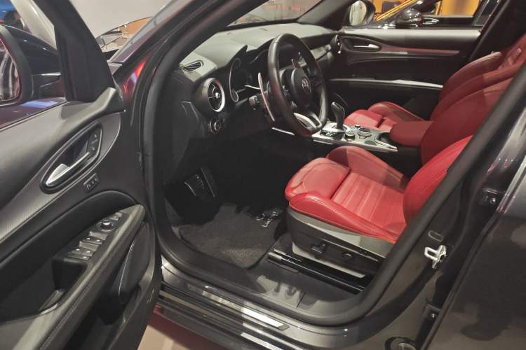 Used Alfa Romeo Stelvio 2022 2.0T 280HP Veloce Track Edition
