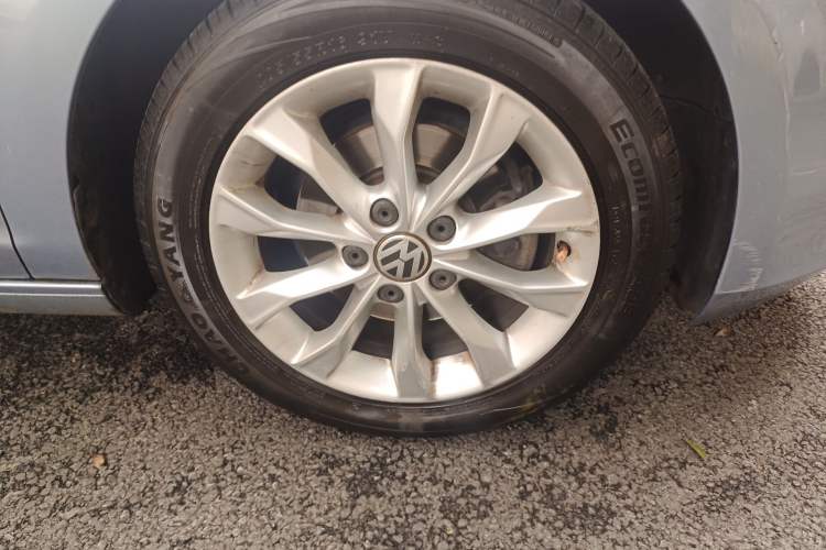 Used Volkswagen Golf 2012 1.6 Manual Comfort Edition Right Front Wheel Hub