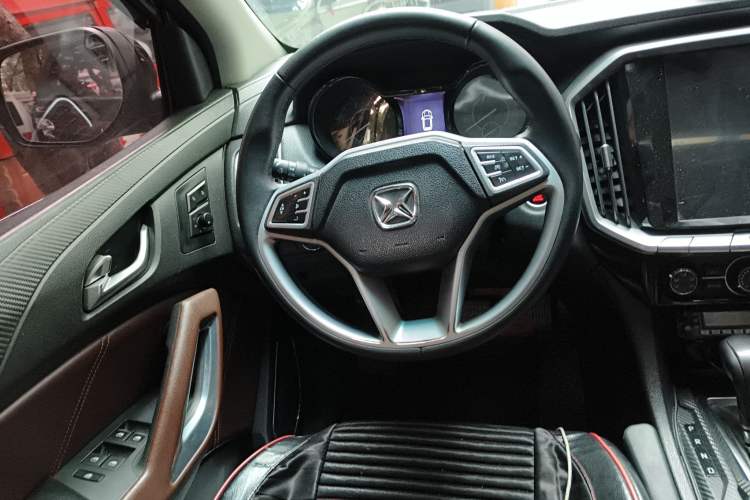 Used JMC Yusheng S350 2016 2.4T Automatic 2WD Diesel Luxury Version with Sunroof 7 Seats Steering Wheel