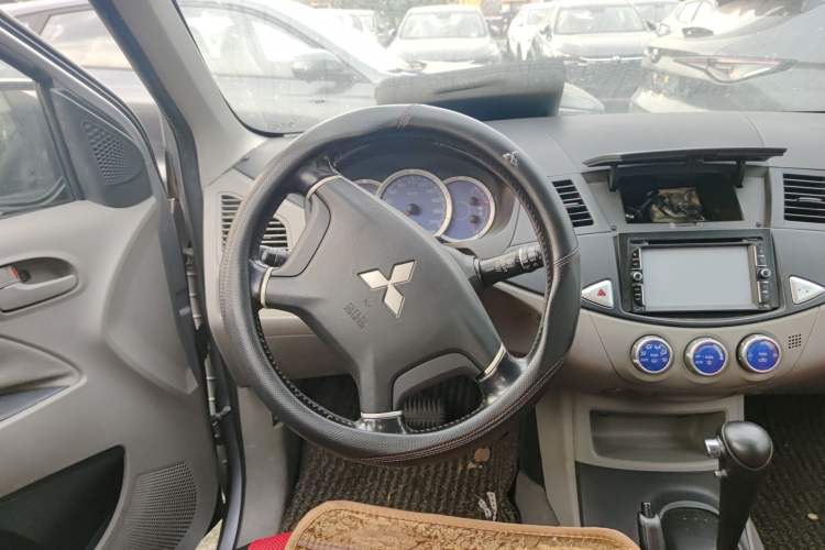 Used Mitsubishi Zinger 2011 2.0L Automatic Luxury Version Steering Wheel