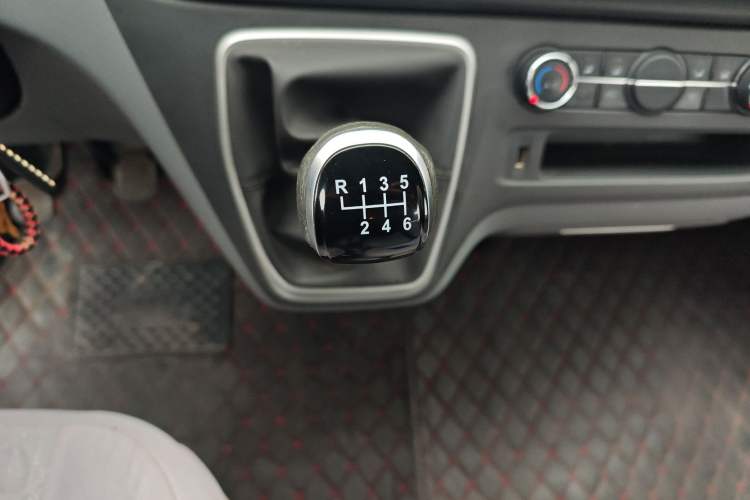 Used SAIC MAXUS Xintu V80 2021 2.0T PLUS Manual All-Around King Short Wheelbase Mid-Roof Variant—5/6/7/8/9-Seater