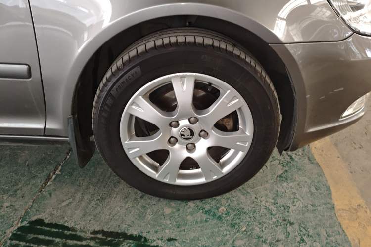 Used Skoda Octavia 2014 1.6L Automatic Yijie Edition Right Front Wheel Hub