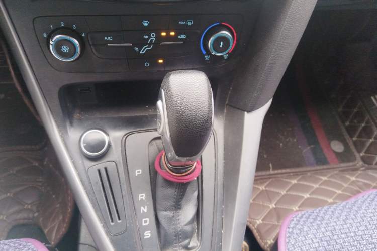 Used Ford Focus 2015 Hatchback 1.6L Automatic Comfort Model Gear Lever