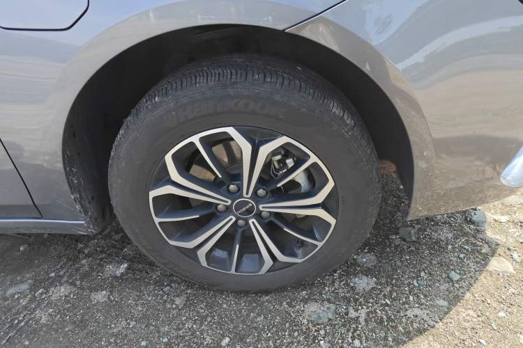 Used Roewe i6 MAX New Energy 2022 EV 500 Grand Touring Edition with Sunroof Right Front Wheel Hub