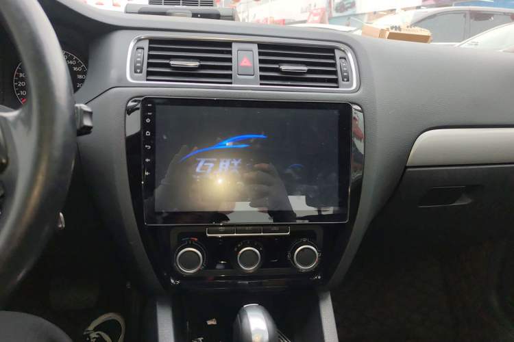 Used Volkswagen Sagitar 2014 1.6L Automatic Comfort Model Audio And AC Panel