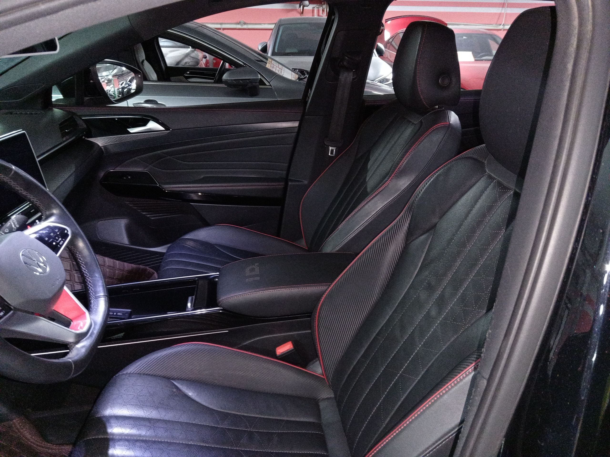 Переднее сиденье в автомобиле