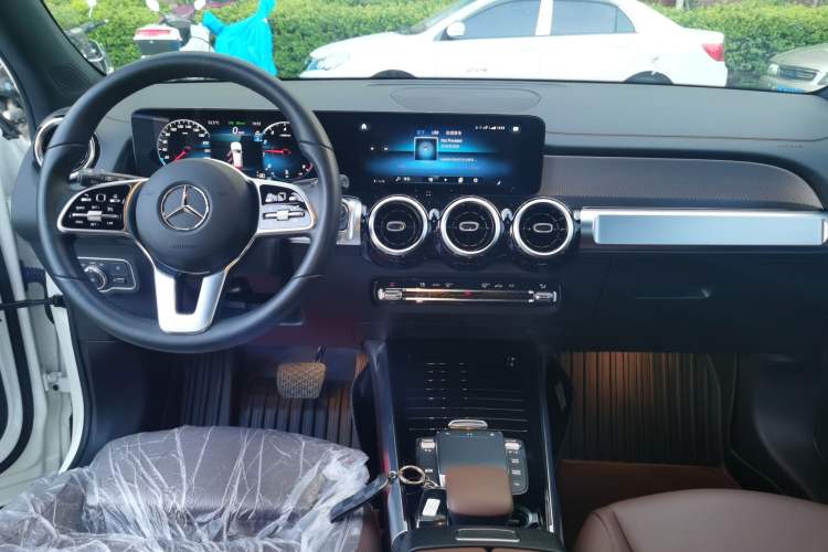 Used Mercedes-Benz GLB 2023 Refreshed GLB 200 Dynamic Edition Center Console