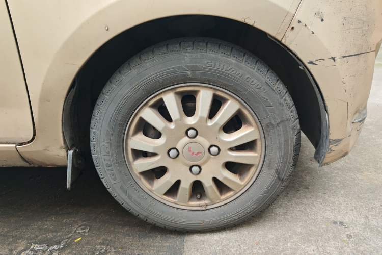 Used Wuling Rongguang V 2016 1.5L Standard Version Right Front Wheel Hub