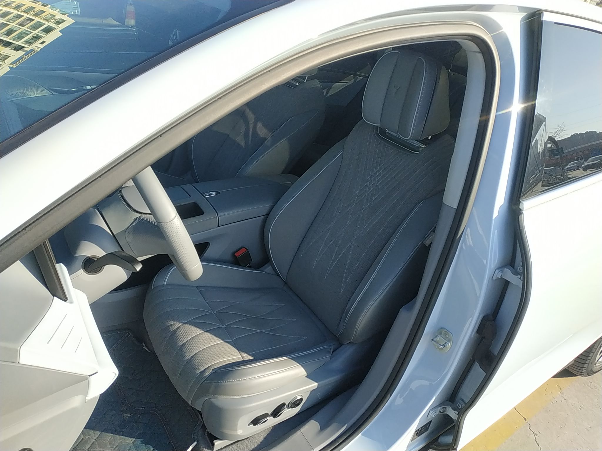 Переднее сиденье в автомобиле