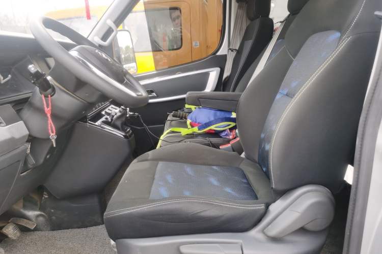 Used Dongfeng Yufeng 2023 V9+ 2.0T Manual Front-Wheel-Drive Multi-Function Mid-Roof Van with 7/8/9 Seats
