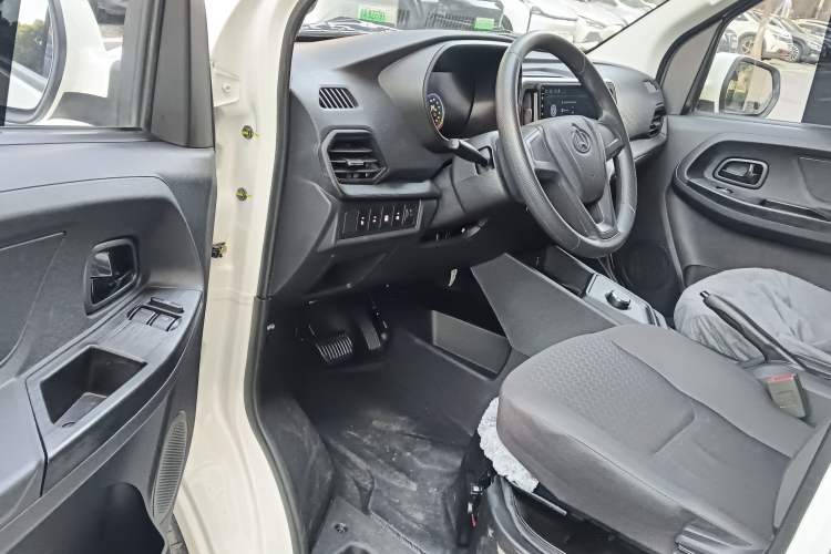 Used Chana Ruixing EM60 2025 Passenger Version Comfort Edition 6 Seats 300 km Range Side-Hinged Doors
