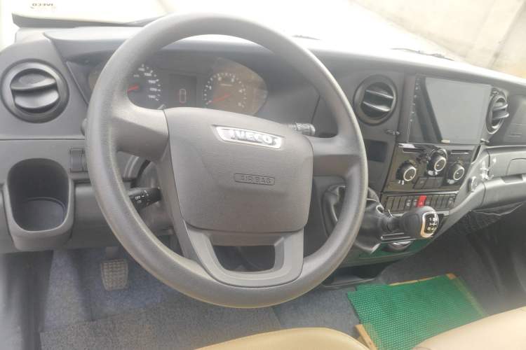 Used Iveco Eurocargo 2021 2.0T Manual Super-Rui Short Wheelbase Low-Roof Side-Hinged Door F1A