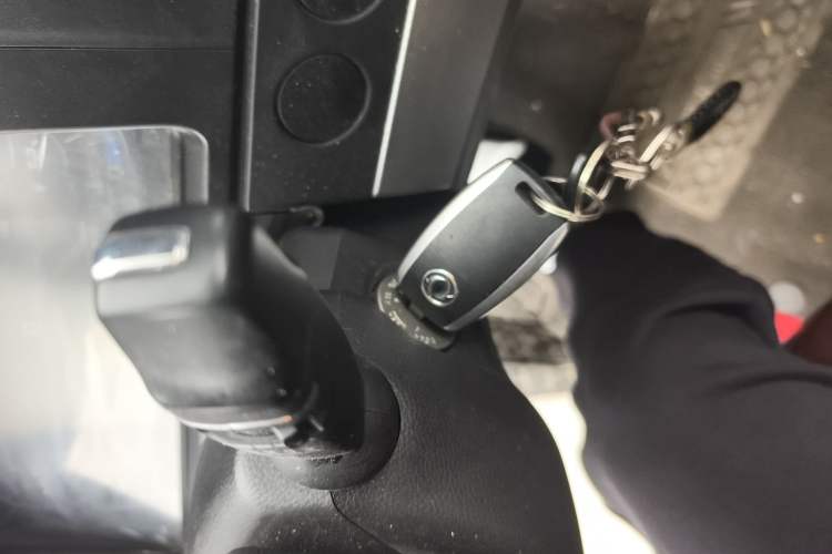 Used Dongfeng Yufeng 2023 V9+ 2.3T Manual Rear-Drive Dual Rear Tires Long Wheelbase High-Roof 3-Seater Cargo Van Vehicle Key