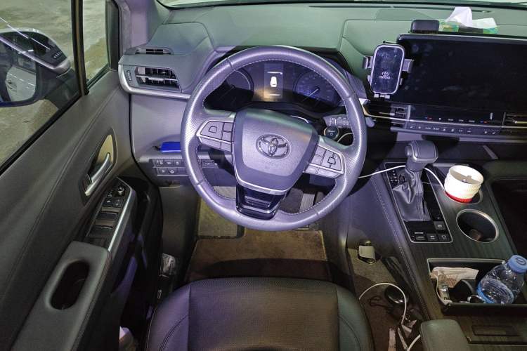 Used Toyota SIENNA 2023 2.5L Hybrid Deluxe Edition Steering Wheel