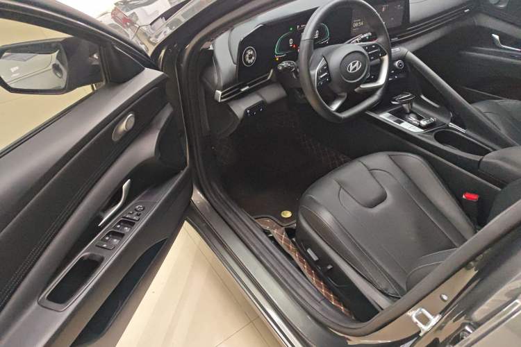 Used Hyundai Elantra 2023 1.5L CVT LUX Prestige Edition
